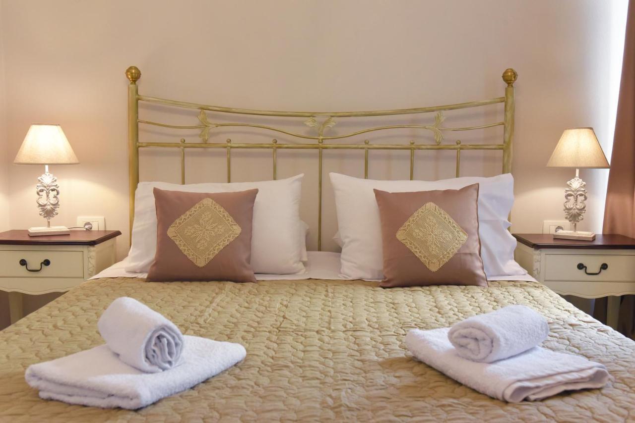 Oisyra Hotel Ermoupoli Bagian luar foto