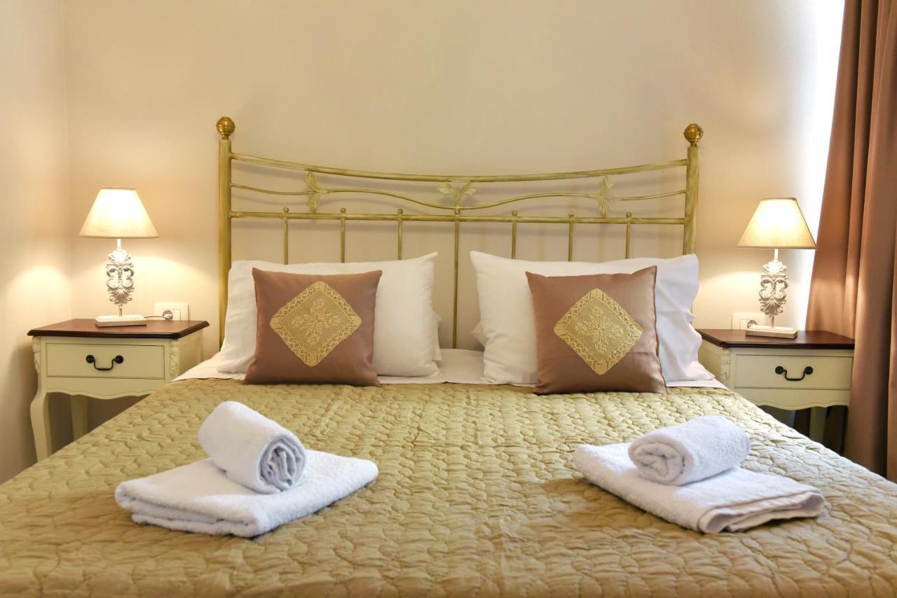 Oisyra Hotel Ermoupoli Bagian luar foto